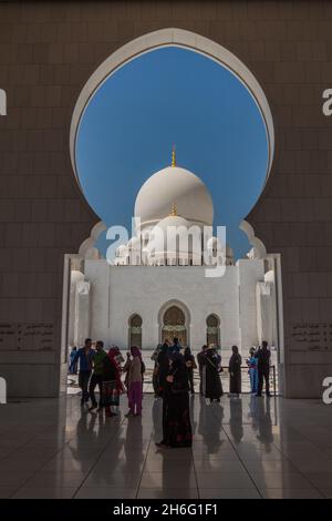 ABU DHABI, Émirats Arabes Unis - 9 MARS 2017 : les gens visitent la Grande Mosquée Sheikh Zayed à Abu Dhabi Banque D'Images