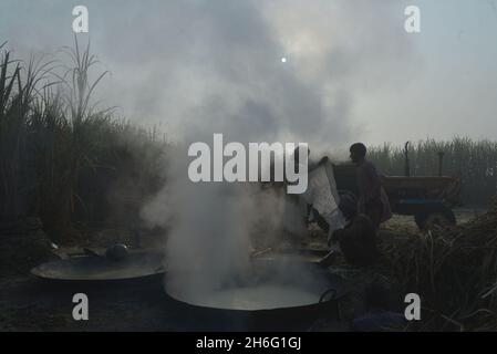 Lahore, Pakistan.11 novembre 2021.(11/11/2021) les Pakistanais sont occupés dans leur travail de routine dans des conditions de fumée à Lahore, au Pakistan.À mesure que le smog émerge de nouveau dans la capitale provinciale, la qualité de l'air de la ville est déclarée « très malsaine ».(Photo de Rana Sajid Hussain/Pacific Press/Sipa USA) crédit: SIPA USA/Alay Live News Banque D'Images