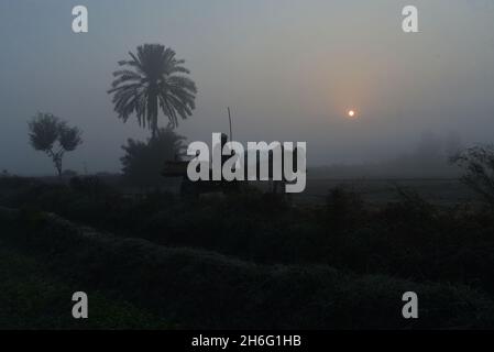 Lahore, Pakistan.11 novembre 2021.(11/11/2021) les Pakistanais sont occupés dans leur travail de routine dans des conditions de fumée à Lahore, au Pakistan.À mesure que le smog émerge de nouveau dans la capitale provinciale, la qualité de l'air de la ville est déclarée « très malsaine ».(Photo de Rana Sajid Hussain/Pacific Press/Sipa USA) crédit: SIPA USA/Alay Live News Banque D'Images