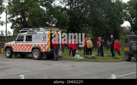 GOATHLAN, ROYAUME-UNI - 15 août 2021 : l'équipe de sauvetage des montagnes Scarborough et Ryedale se tenant près de la voiture pour répondre à une urgence sur la Nort Banque D'Images
