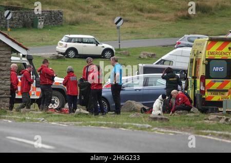 GOATHLAND, ROYAUME-UNI - 15 août 2021 : l'équipe de sauvetage des montagnes Scarborough et Rydale s'occupe d'une situation d'urgence sur les landes de North York avec des voitures Banque D'Images