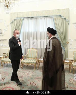 Téhéran, Téhéran, Iran.15 novembre 2021.Une photo mise à disposition par le bureau présidentiel montre la rencontre du président iranien EBRAHIM RAISI avec le ministre turc des Affaires étrangères MEVLUT CAVUSOGLU, à Téhéran, en Iran, le 15 novembre 2021.Cavusoglu est en visite officielle à Téhéran pour rencontrer des responsables iraniens.(Image de crédit: © Ministère iranien des Affaires étrangères via ZUMA Press Wire) Banque D'Images