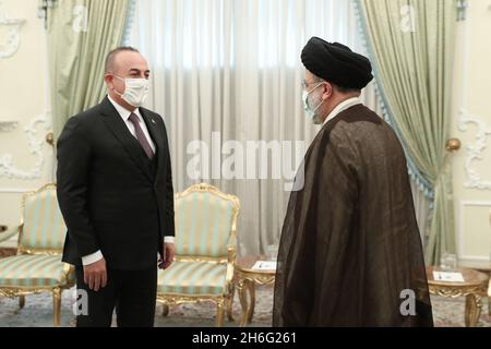 Téhéran, Téhéran, Iran.15 novembre 2021.Une photo mise à disposition par le bureau présidentiel montre la rencontre du président iranien EBRAHIM RAISI avec le ministre turc des Affaires étrangères MEVLUT CAVUSOGLU, à Téhéran, en Iran, le 15 novembre 2021.Cavusoglu est en visite officielle à Téhéran pour rencontrer des responsables iraniens.(Image de crédit: © Ministère iranien des Affaires étrangères via ZUMA Press Wire) Banque D'Images