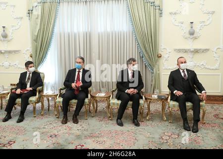 Téhéran, Téhéran, Iran.15 novembre 2021.Une photo mise à disposition par le bureau présidentiel montre la rencontre du président iranien EBRAHIM RAISI avec le ministre turc des Affaires étrangères MEVLUT CAVUSOGLU, à Téhéran, en Iran, le 15 novembre 2021.Cavusoglu est en visite officielle à Téhéran pour rencontrer des responsables iraniens.(Image de crédit: © Ministère iranien des Affaires étrangères via ZUMA Press Wire) Banque D'Images