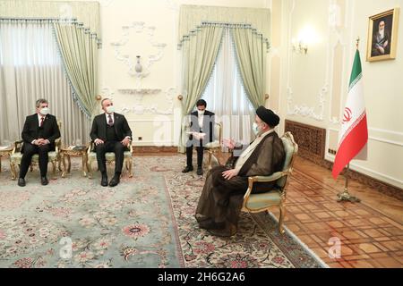 Téhéran, Téhéran, Iran.15 novembre 2021.Une photo mise à disposition par le bureau présidentiel montre la rencontre du président iranien EBRAHIM RAISI avec le ministre turc des Affaires étrangères MEVLUT CAVUSOGLU, à Téhéran, en Iran, le 15 novembre 2021.Cavusoglu est en visite officielle à Téhéran pour rencontrer des responsables iraniens.(Image de crédit: © Ministère iranien des Affaires étrangères via ZUMA Press Wire) Banque D'Images