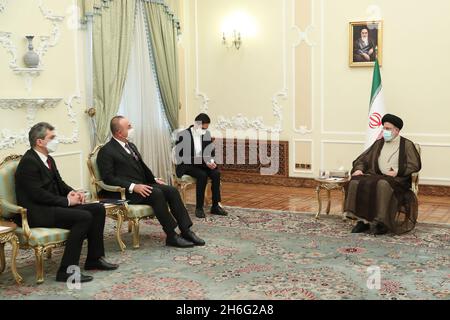 Téhéran, Téhéran, Iran.15 novembre 2021.Une photo mise à disposition par le bureau présidentiel montre la rencontre du président iranien EBRAHIM RAISI avec le ministre turc des Affaires étrangères MEVLUT CAVUSOGLU, à Téhéran, en Iran, le 15 novembre 2021.Cavusoglu est en visite officielle à Téhéran pour rencontrer des responsables iraniens.(Image de crédit: © Ministère iranien des Affaires étrangères via ZUMA Press Wire) Banque D'Images
