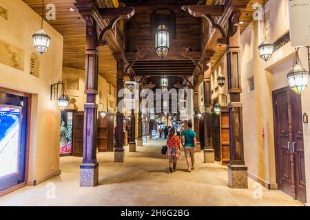 DUBAÏ, Émirats Arabes Unis - 11 MARS 2017 : allée dans le souq de Madinat Jumeirah à Dubaï, Émirats arabes Unis Banque D'Images