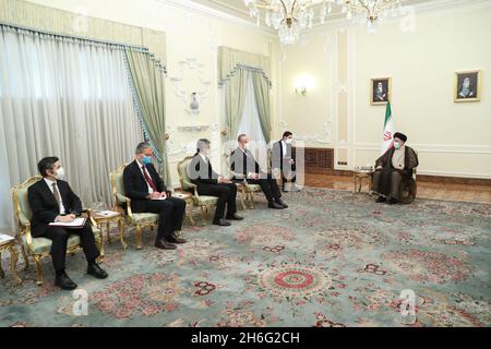 Téhéran, Téhéran, Iran.15 novembre 2021.Une photo mise à disposition par le bureau présidentiel montre la rencontre du président iranien EBRAHIM RAISI avec le ministre turc des Affaires étrangères MEVLUT CAVUSOGLU, à Téhéran, en Iran, le 15 novembre 2021.Cavusoglu est en visite officielle à Téhéran pour rencontrer des responsables iraniens.(Image de crédit: © Ministère iranien des Affaires étrangères via ZUMA Press Wire) Banque D'Images