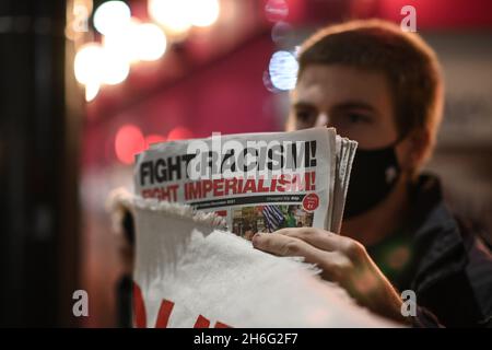 Protestez, Unis contre le blocus de Cuba!L'utilisation lâche de « dollars américains pour le génocide » est honteuse.Les Américains faibles dépensent un budget de 20 millions de dollars américains pour payer des mercenaires, des terroristes.C'est un changement de régime.Comme toujours, nous continuerons de financer des mercenaires pour commettre les crimes diaboliques des États-Unis.Impossible de continuer.Les dirigeants du monde doivent s'unir pour résister au « dollar de génocide américain » qui n'a pas de sens pour l'empire américain lui-même et le peuple américain sur 2021-11-15 devant l'ambassade de Cuba, Londres, Royaume-Uni. Banque D'Images