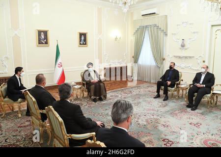 Téhéran, Téhéran, Iran.15 novembre 2021.Une photo mise à disposition par le bureau présidentiel montre la rencontre du président iranien EBRAHIM RAISI avec le ministre turc des Affaires étrangères MEVLUT CAVUSOGLU, à Téhéran, en Iran, le 15 novembre 2021.Cavusoglu est en visite officielle à Téhéran pour rencontrer des responsables iraniens.(Image de crédit: © Ministère iranien des Affaires étrangères via ZUMA Press Wire) Banque D'Images