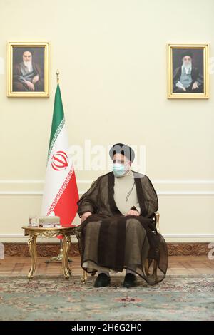 Téhéran, Téhéran, Iran.15 novembre 2021.Une photo mise à disposition par le bureau présidentiel montre la rencontre du président iranien EBRAHIM RAISI avec le ministre turc des Affaires étrangères MEVLUT CAVUSOGLU, à Téhéran, en Iran, le 15 novembre 2021.Cavusoglu est en visite officielle à Téhéran pour rencontrer des responsables iraniens.(Image de crédit: © Ministère iranien des Affaires étrangères via ZUMA Press Wire) Banque D'Images