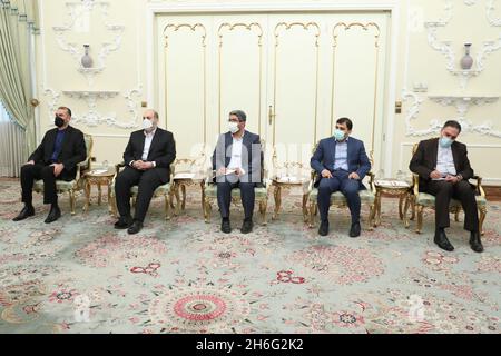 Téhéran, Téhéran, Iran.15 novembre 2021.Une photo mise à disposition par le bureau présidentiel montre la rencontre du président iranien EBRAHIM RAISI avec le ministre turc des Affaires étrangères MEVLUT CAVUSOGLU, à Téhéran, en Iran, le 15 novembre 2021.Cavusoglu est en visite officielle à Téhéran pour rencontrer des responsables iraniens.(Image de crédit: © Ministère iranien des Affaires étrangères via ZUMA Press Wire) Banque D'Images