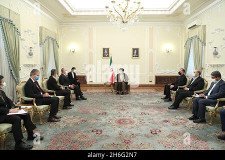 Téhéran, Téhéran, Iran.15 novembre 2021.Une photo mise à disposition par le bureau présidentiel montre la rencontre du président iranien EBRAHIM RAISI avec le ministre turc des Affaires étrangères MEVLUT CAVUSOGLU, à Téhéran, en Iran, le 15 novembre 2021.Cavusoglu est en visite officielle à Téhéran pour rencontrer des responsables iraniens.(Image de crédit: © Ministère iranien des Affaires étrangères via ZUMA Press Wire) Banque D'Images