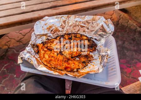 Boîte avec poisson grillé du marché aux poissons d'Al Mina à Abu Dhabi, Émirats arabes Unis Banque D'Images