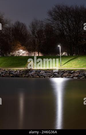 Helsinki / Finlande - 15 NOVEMBRE 2021 : passerelle piétonne sur la rive, réflexions sur l'eau pendant la soirée. Banque D'Images