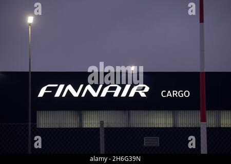 Helsinki / Finlande - 15 NOVEMBRE 2021 : le fret de Finnair, le transporteur de pavillon finlandais, a connu une croissance rapide pendant la pandémie Covid-19 en raison de la demande accrue Banque D'Images