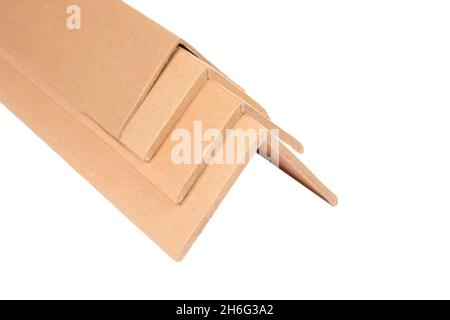 Protections angulaires en carton pour protéger les marchandises lors du transport isolées sur blanc.Emballage de transport pour la protection des marchandises contre les dommages Banque D'Images
