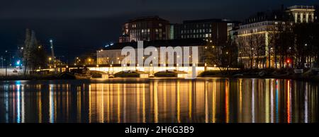 Helsinki / Finlande - 15 NOVEMBRE 2021 : magnifique horizon de la ville qui jette des reflets sur l'eau le soir. Banque D'Images