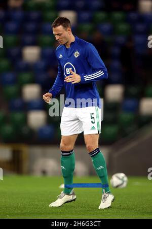 Jonny Evans, d'Irlande du Nord, se réchauffe sur le terrain avant le match de qualification de la coupe du monde de la FIFA à Windsor Park, Belfast.Date de la photo: Lundi 15 novembre 2021. Banque D'Images