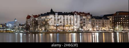Helsinki / Finlande - 15 NOVEMBRE 2021 : magnifique horizon de la ville qui jette des reflets sur l'eau le soir. Banque D'Images