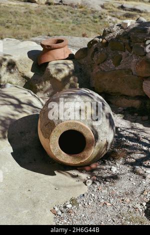 Amphores à vin Kvevri ou Qvevri , récipient en faïence pour la fermentation, le stockage et le vieillissement du vin en Géorgie, en Asie.Un morceau de kvevri photographié Banque D'Images