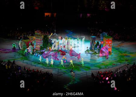 Des danseurs se produisent lors de la cérémonie de clôture des Jeux paralympiques de Tokyo de 2020 au stade olympique de Tokyo, au Japon Banque D'Images