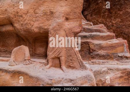 Sculptures de roche dans la gorge étroite de Siq, entrée principale de la ville antique de Petra, Jordanie Banque D'Images