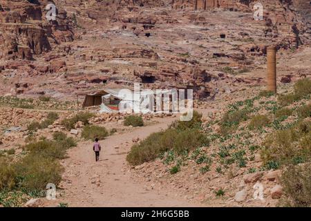 PETRA, JORDANIE - 24 MARS 2017 : un garçon local et une tente dans l'ancienne ville de Petra, Jordanie Banque D'Images