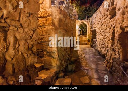 Vue nocturne d'une allée dans le village de Dana, en Jordanie Banque D'Images