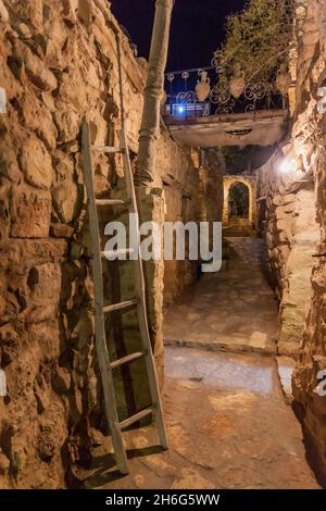 Vue nocturne d'une allée dans le village de Dana, en Jordanie Banque D'Images