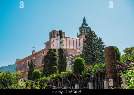 Célèbre église de Valldemossa, Majorque contre ciel bleu d'été Banque D'Images