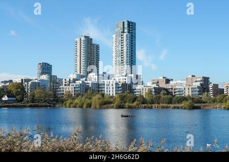 Woodberry Down Modern Residential buildings and Woodberry Wetlands nature Reserve à Londres Angleterre Royaume-Uni Banque D'Images