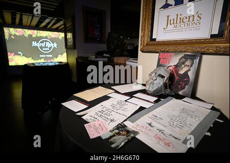 New York, États-Unis.15 novembre 2021.Quiet Riot iconic Metal “Asylum” mask, ainsi que les paroles manuscrites de Robert Plant pour conduire Zeplin “Kashmir,« Layla » d'Eric Clapton et une photo d'un Kurt Cobain, âgé de quinze ans, parmi des souvenirs musicaux exposés lors de l'avant-première de la presse de Julien's Auction Icons & Rock « N » Roll au Times Square Hard Rock à New York, le 15 novembre 2021.(Photo par Anthony Behar/Sipa USA) crédit: SIPA USA/Alay Live News Banque D'Images