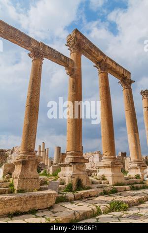 Colonnes à la rue Cardo Maximus dans l'ancienne ville de Jerash, Jordanie Banque D'Images