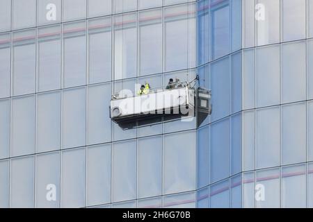Nettoyeurs de fenêtres sur 22 Bishopsgate gratte-ciel dans la ville de Londres, Angleterre, Royaume-Uni, Royaume-Uni Banque D'Images