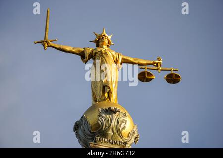 Statue de Dame Justice au sommet de l'Old Bailey, la Cour pénale centrale d'Angleterre et du Pays de Galles, Londres Angleterre Royaume-Uni UK Banque D'Images