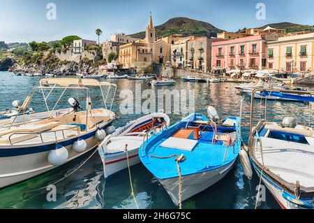 Vue sur Marina Corta, plus petit port de la ville principale de Lipari, la plus grande des îles éoliennes, en Italie Banque D'Images