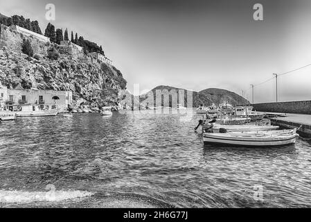 Vue sur Marina Corta, plus petit port de la ville principale de Lipari, la plus grande des îles éoliennes, en Italie Banque D'Images