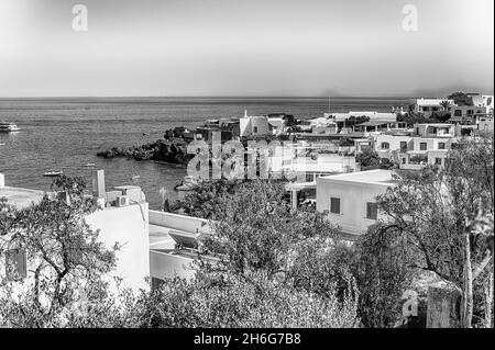 Vue sur la plage de Panarea, connue internationalement pour ses visiteurs célèbres bien qu'étant la plus petite des sept îles éoliennes habitées, ITA Banque D'Images