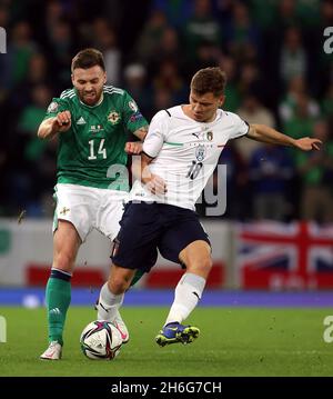 Stuart Dallas en Irlande du Nord et Nicolo Barella en Italie (à droite) se battent pour le ballon lors du match de qualification de la coupe du monde de la FIFA à Windsor Park, Belfast.Date de la photo: Lundi 15 novembre 2021. Banque D'Images