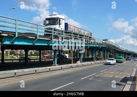 Trafic sur A13 Alfreds Way route Flyover, Londres Angleterre Royaume-Uni Banque D'Images