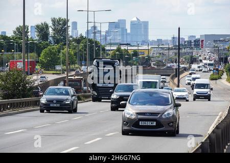 Trafic sur A13 Alfreds Way Road près de Barking avec Canary Wharf en arrière-plan, Londres, Angleterre, Royaume-Uni, Royaume-Uni Banque D'Images