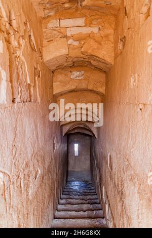 QASR KHARANA, JORDANIE - 3 AVRIL 2017 : escalier à Qasr Kharana parfois Harrana, al-Kharanah, Kharaneh ou Hraneh , château désertique dans l'est de la Jordanie Banque D'Images