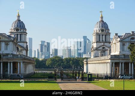 Université de Greenwich, Old Royal Naval College avec des gratte-ciels de Canary Wharf en arrière-plan, Londres Angleterre Royaume-Uni Banque D'Images