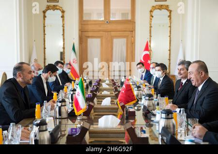 Téhéran.15 novembre 2021.Le ministre iranien des Affaires étrangères Hossein Amir Abdollahian (1er L) rencontre le ministre turc des Affaires étrangères Mevlut Cavusoglu (1er R) à Téhéran (Iran), le 15 novembre 2021.Lundi, le ministre iranien des Affaires étrangères et son homologue turc en visite se sont mis d'accord sur la conception d'une « feuille de route pour la coopération » à long terme et se sont engagés à renforcer les liens globaux.Credit: Xinhua/Alay Live News Banque D'Images