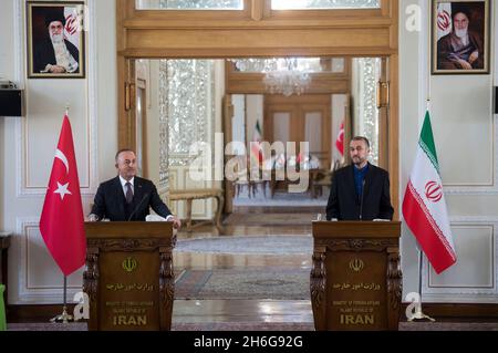 Téhéran.15 novembre 2021.Le ministre iranien des Affaires étrangères Hossein Amir Abdollahian (R) et le ministre turc des Affaires étrangères Mevlut Cavusoglu assistent à une conférence de presse à Téhéran (Iran) le 15 novembre 2021.Lundi, le ministre iranien des Affaires étrangères et son homologue turc en visite se sont mis d'accord sur la conception d'une « feuille de route pour la coopération » à long terme et se sont engagés à renforcer les liens globaux.Credit: Xinhua/Alay Live News Banque D'Images