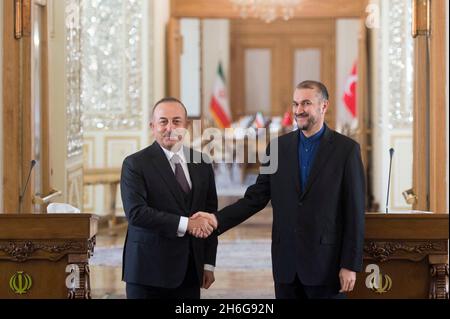 Téhéran.15 novembre 2021.Le ministre iranien des Affaires étrangères Hossein Amir Abdollahian (R) se met en relation avec le ministre turc des Affaires étrangères Mevlut Cavusoglu après une conférence de presse à Téhéran, en Iran, le 15 novembre 2021.Lundi, le ministre iranien des Affaires étrangères et son homologue turc en visite se sont mis d'accord sur la conception d'une « feuille de route pour la coopération » à long terme et se sont engagés à renforcer les liens globaux.Credit: Xinhua/Alay Live News Banque D'Images