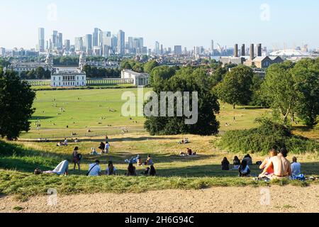 Les jeunes profitent d'une journée ensoleillée à Greenwich Park à Londres, Angleterre, Royaume-Uni, Royaume-Uni Banque D'Images