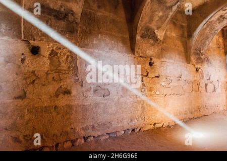 QASR KHARANA, JORDANIE - 3 AVRIL 2017 : poutres lumineuses dans une pièce à Qasr Kharana parfois Harrana, al-Kharanah, Kharaneh ou Hraneh, château désertique à l'est Banque D'Images