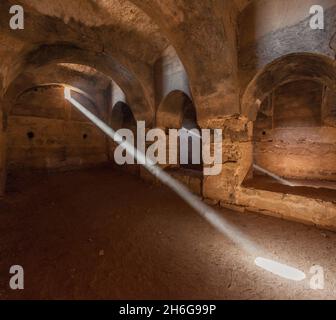 QASR KHARANA, JORDANIE - 3 AVRIL 2017 : poutres lumineuses dans une pièce à Qasr Kharana parfois Harrana, al-Kharanah, Kharaneh ou Hraneh, château désertique à l'est Banque D'Images